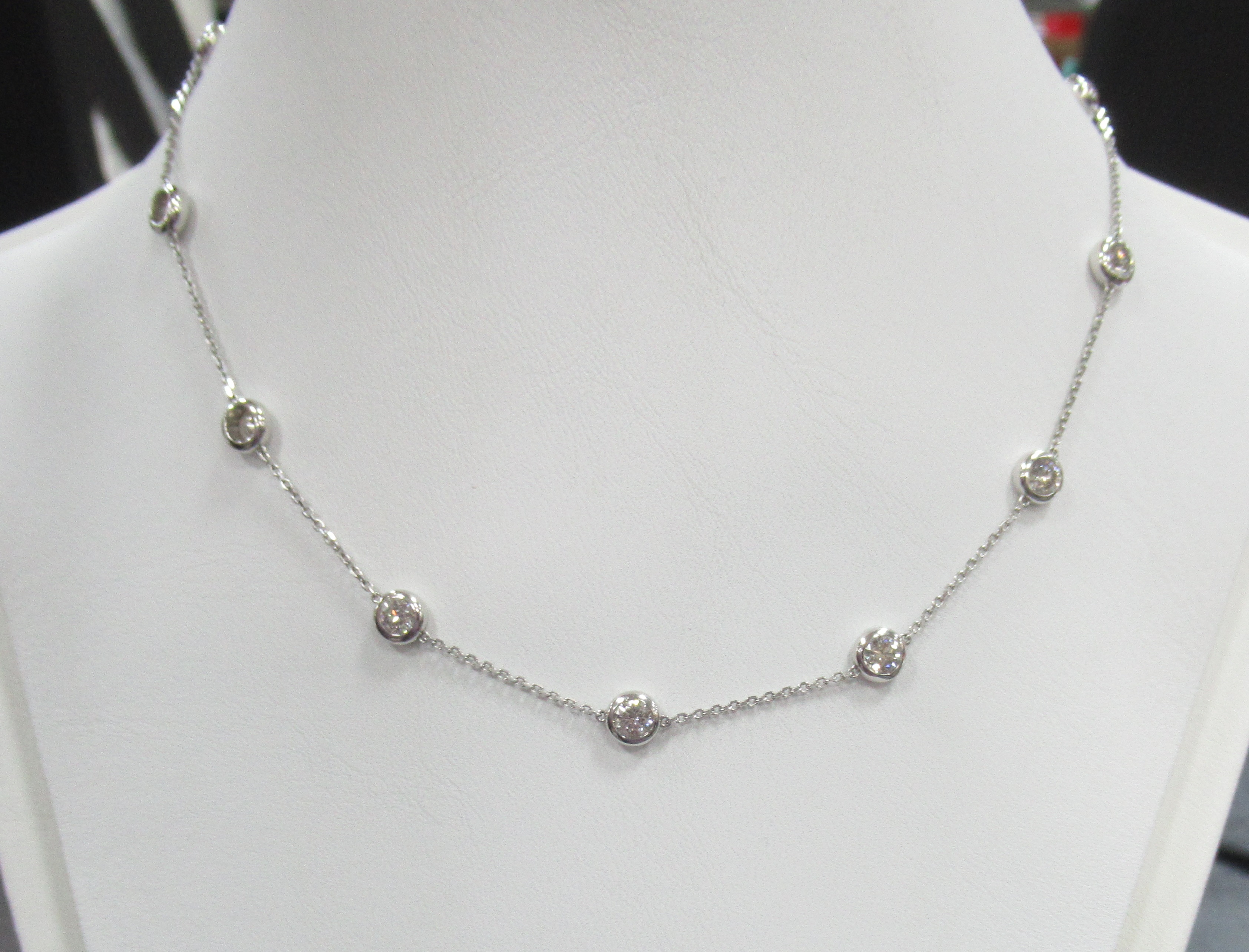 Колье из белого золота с бриллиантами